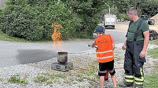 Bei der Feuerwehr durften sich die Kinder selbst beim Löschen eines Feuers probieren.