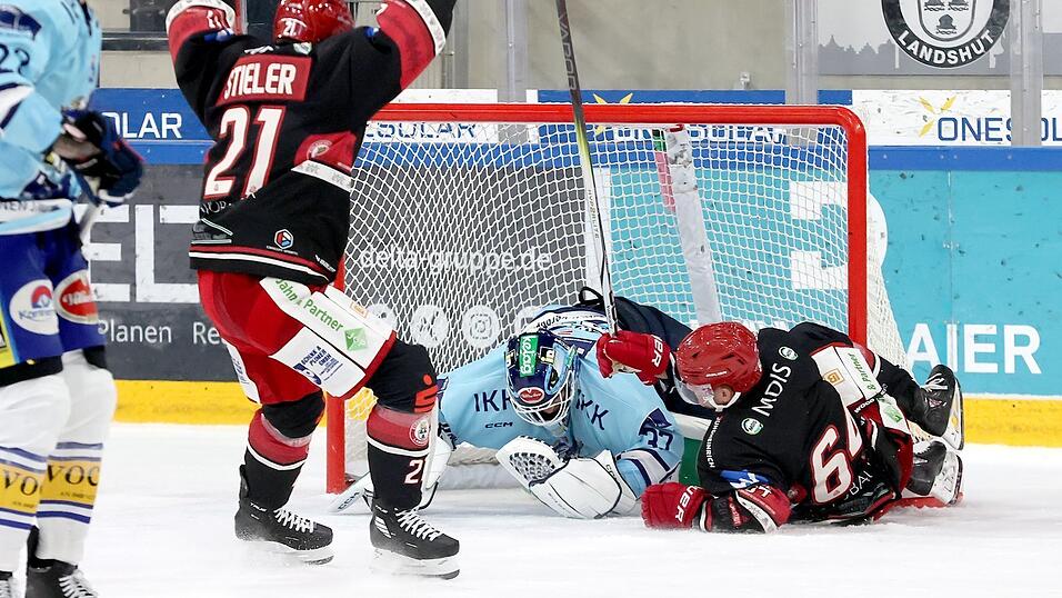 Entscheidung in der Verlängerung: Oliver Stümpel (liegend) markiert in der 63. Minute den 4:3-Siegtreffer für den EV Landshut - sehr zur Freude von David Stieler (Nummer 21), dem Torschützen zum 2:1.