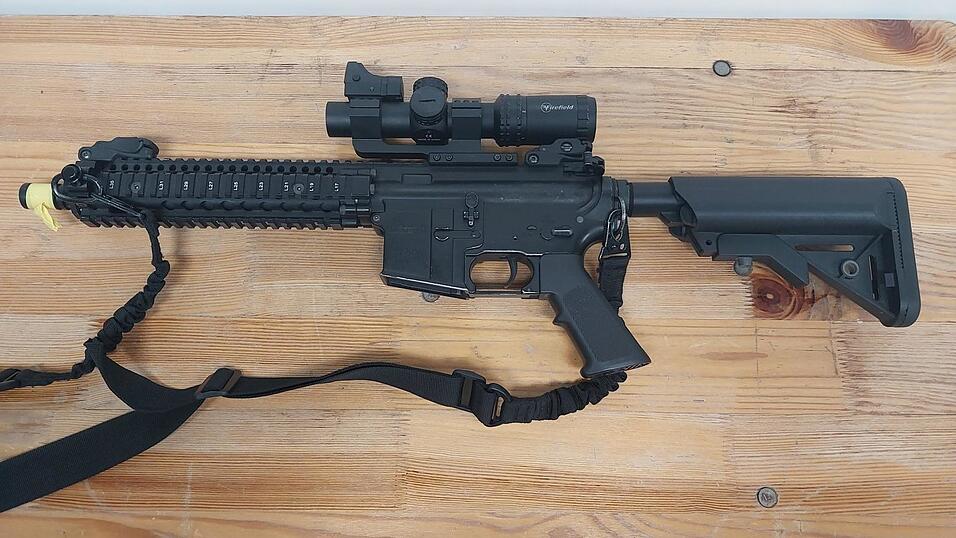 Unter anderem dieses Softair-Gewehr entdeckte die Bundespolizei.