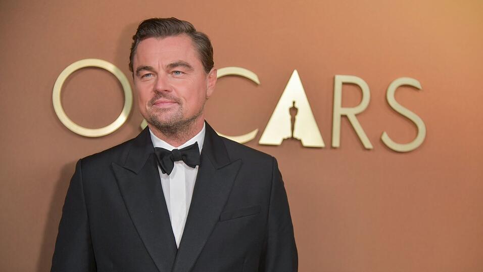 Leonardo DiCaprio feierte bei der Vergabe der Ehren-Oscars mit. Leonardo DiCaprio feierte bei der Vergabe der Ehren-Oscars mit.