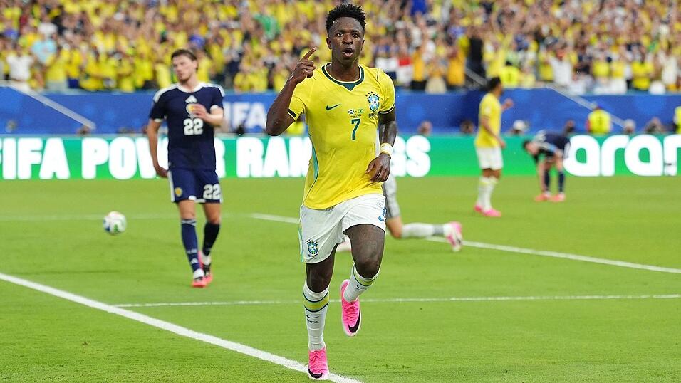 Brasiliens St&uuml;rmerstar Vin&iacute;cius J&uacute;nior jubelt &uuml;ber sein zweites Tor gegen Schottland.