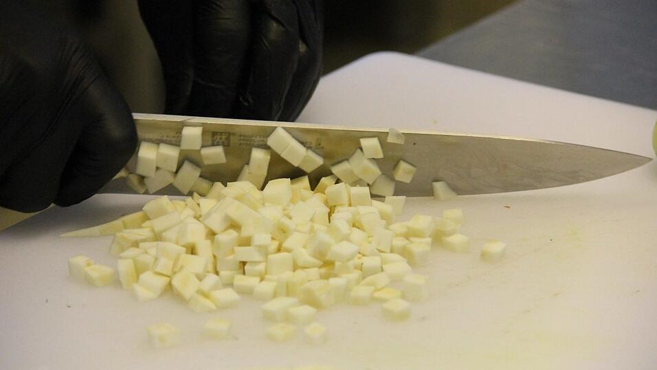 Daniel Siegl vom Siegls in Furth im Wald kocht Rahmsüppchen vom Räucherfisch.