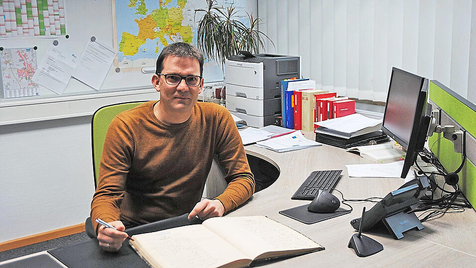 Jürgen Erl ließ sich bei seiner Arbeit als Standesbeamter über die Schulter schauen. Jürgen Erl ließ sich bei seiner Arbeit als Standesbeamter über die Schulter schauen.