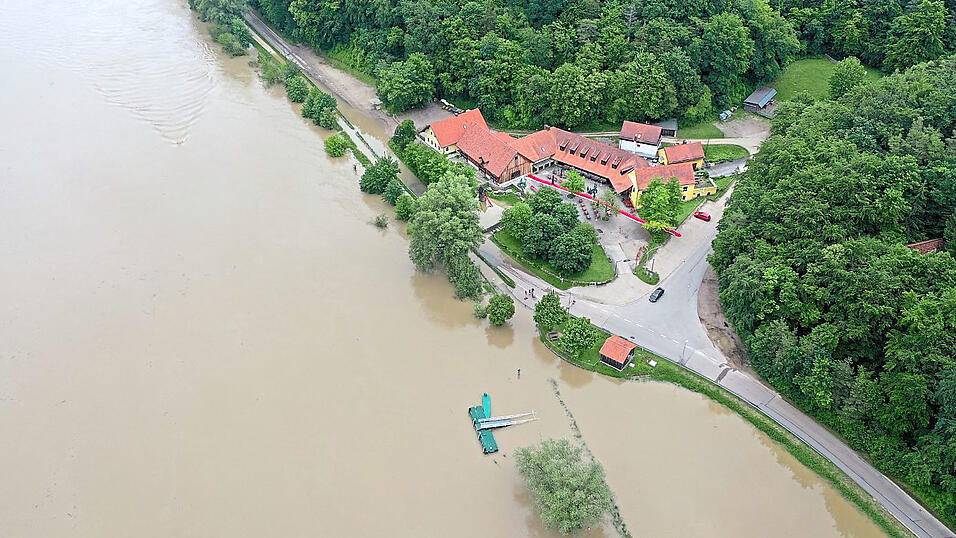 Bei der Walba, dem ber&uuml;hmten Lokal von Eva und Josef Menzl in Unterirading, ist die Stra&szlig;e &uuml;berflutet. Die Walba selbst ist jedoch trocken.