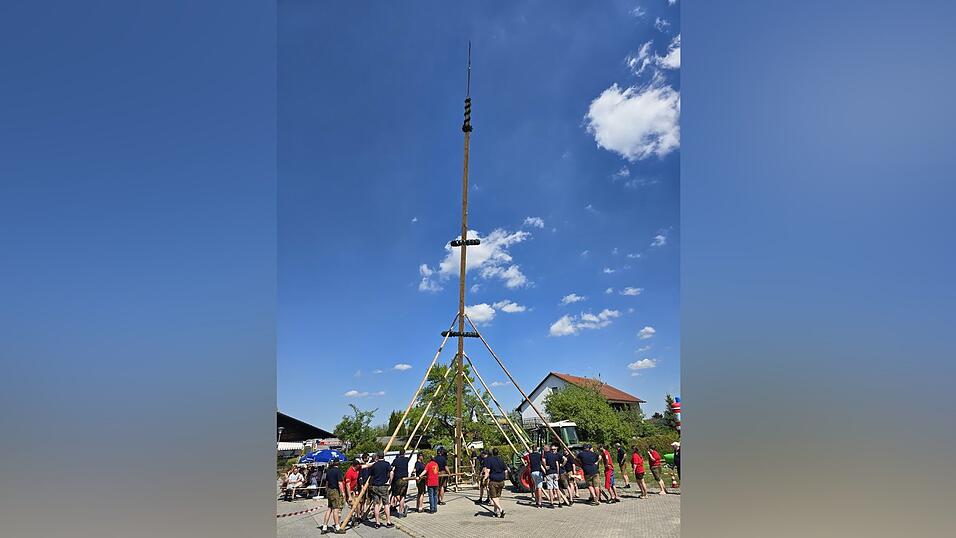 Die Gerzener Feuerwehr stellte am 1. Mai am Feuerwehrgerätehaus den Maibaum aufgestellt. Am Vorabend bewachten die Feuerwehrkameraden den von der Firma Josef Dechantsreiter gestifteten Baum die ganze Nacht über. Hierzu fanden sich auch Freunde der Feuerwehr ein, die in gemütlicher Runde bis in die Morgenstunden bei der Maibaumwache ausharrten. Stehlversuche gab es keine. Die Gerzener Feuerwehr stellte am 1. Mai am Feuerwehrgerätehaus den Maibaum aufgestellt. Am Vorabend bewachten die Feuerwehrkameraden den von der Firma Josef Dechantsreiter gestifteten Baum die ganze Nacht über. Hierzu fanden sich auch Freunde der Feuerwehr ein, die in gemütlicher Runde bis in die Morgenstunden bei der Maibaumwache ausharrten. Stehlversuche gab es keine.