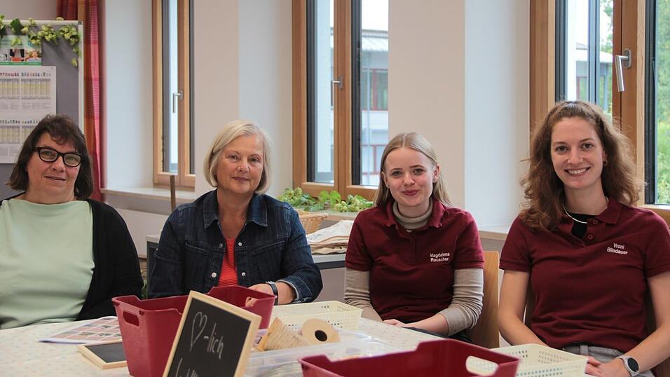 Staunen darüber, was sich alles in den vergangenen Jahren in Sachen Unterricht an der Hauswirtschaftsschule geändert hat: Ehemalige Studentin Christa Salzberger (v.l.), Schulleiterin Rosemarie Thalhammer sowie die Studentinnen Magdalena Rauscher und Veronika Blindauer. Staunen darüber, was sich alles in den vergangenen Jahren in Sachen Unterricht an der Hauswirtschaftsschule geändert hat: Ehemalige Studentin Christa Salzberger (v.l.), Schulleiterin Rosemarie Thalhammer sowie die Studentinnen Magdalena Rauscher und Veronika Blindauer.
