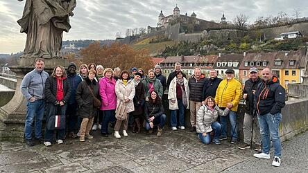 Die Alte Mainbrücke gleicht der Karlsbrücke in Prag und bot ein wunderbares Motiv mit den Ausflüglern vor der Altstadt.