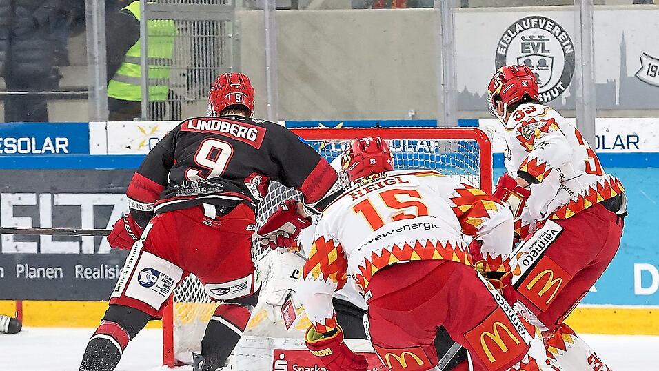 Hat die Nerven behalten: Mit seinem Tor zum 3:2 brachte Tobias Lindberg (links) den EV Landshut spät auf die Siegerstraße und sorgte für den ersten Dreier seit zwei Wochen. Hat die Nerven behalten: Mit seinem Tor zum 3:2 brachte Tobias Lindberg (links) den EV Landshut spät auf die Siegerstraße und sorgte für den ersten Dreier seit zwei Wochen.