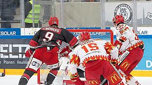 Hat die Nerven behalten: Mit seinem Tor zum 3:2 brachte Tobias Lindberg (links) den EV Landshut spät auf die Siegerstraße und sorgte für den ersten Dreier seit zwei Wochen. Hat die Nerven behalten: Mit seinem Tor zum 3:2 brachte Tobias Lindberg (links) den EV Landshut spät auf die Siegerstraße und sorgte für den ersten Dreier seit zwei Wochen.