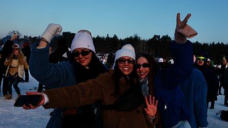 Die G&auml;ste versuchen die Gedanken an den Krieg f&uuml;r ein paar Stunden zu verdr&auml;ngen.