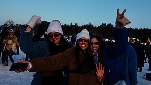 Die G&auml;ste versuchen die Gedanken an den Krieg f&uuml;r ein paar Stunden zu verdr&auml;ngen.