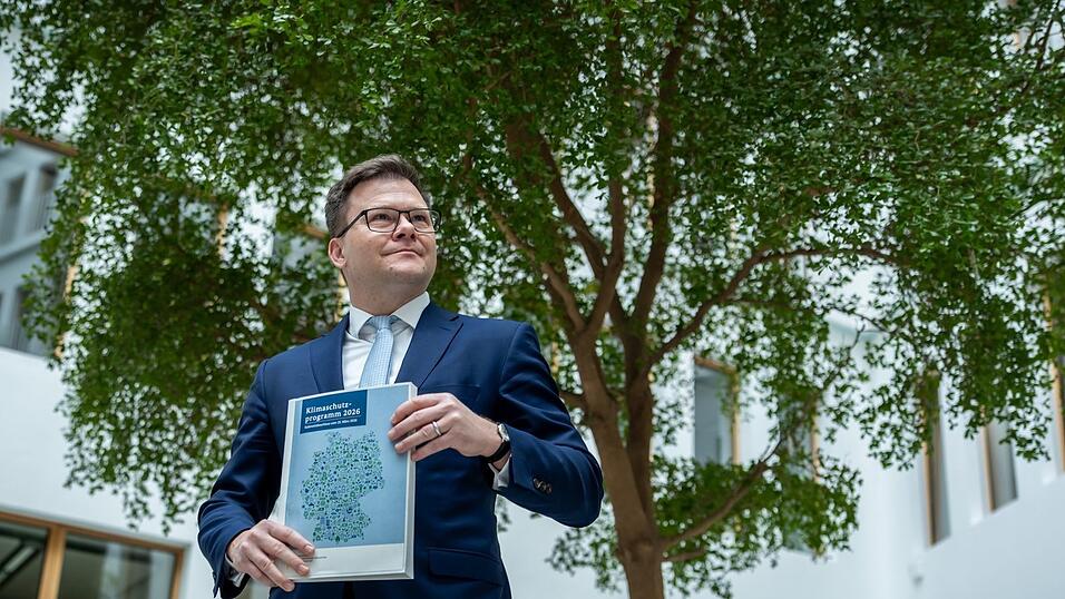 Umweltminister Carsten Schneider (SPD) sieht das neue Klimaschutzprogramm als Fortschritt - steckt aber auch reichlich Kritik daf&uuml;r ein.