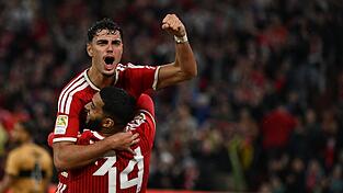 Gleich wieder obenauf - die Bayern, hier mit 4:1-Sch&uuml;tze Aleksandar Pavlovic und Vorbereiter Ismael Saibari (Nr. 34).