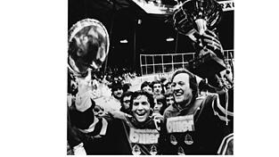 Ein Bild aus glorreichen Zeiten: Die beiden EVL-Legenden Alois Schloder (links) und Erich Kühnhackl stemmen nach dem Gewinn der Deutschen Meisterschaft 1983 den Meisterpokal in die Höhe. (Archiv) Ein Bild aus glorreichen Zeiten: Die beiden EVL-Legenden Alois Schloder (links) und Erich Kühnhackl stemmen nach dem Gewinn der Deutschen Meisterschaft 1983 den Meisterpokal in die Höhe. (Archiv)