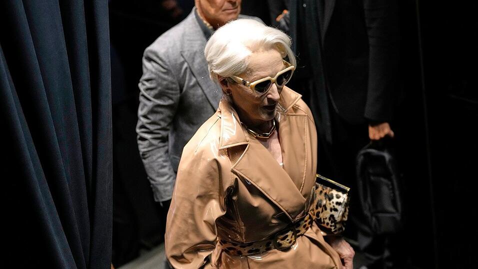 Meryl Streep in einem Vinylmantel. Meryl Streep in einem Vinylmantel.