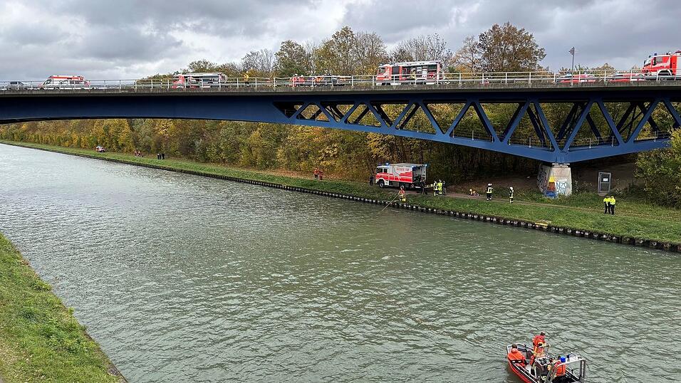 Rettungskräfte der Feuerwehr sind an der Unfallstelle auf der Bundesstraße 4 an einer Brücke über den Mittellandkanal im Einsatz. Rettungskräfte der Feuerwehr sind an der Unfallstelle auf der Bundesstraße 4 an einer Brücke über den Mittellandkanal im Einsatz.