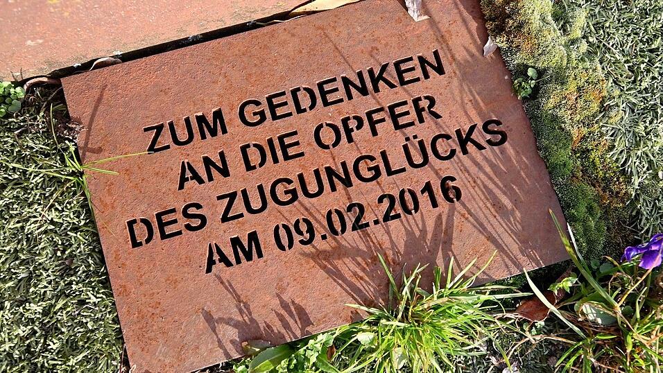 Eine Gedenkst&auml;tte erinnert an das Zugungl&uuml;ck. (Archivbild)