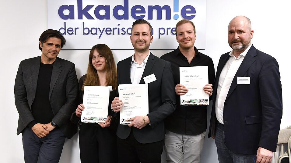 Preistr&auml;ger Christoph Urban (Mitte) mit den Zweit- und Drittplatzierten sowie &bdquo;Spiegel&ldquo;-Reporter und Ehrengast Juan Moreno (links) und ABP-Direktor Robert Arsenscheck (rechts).