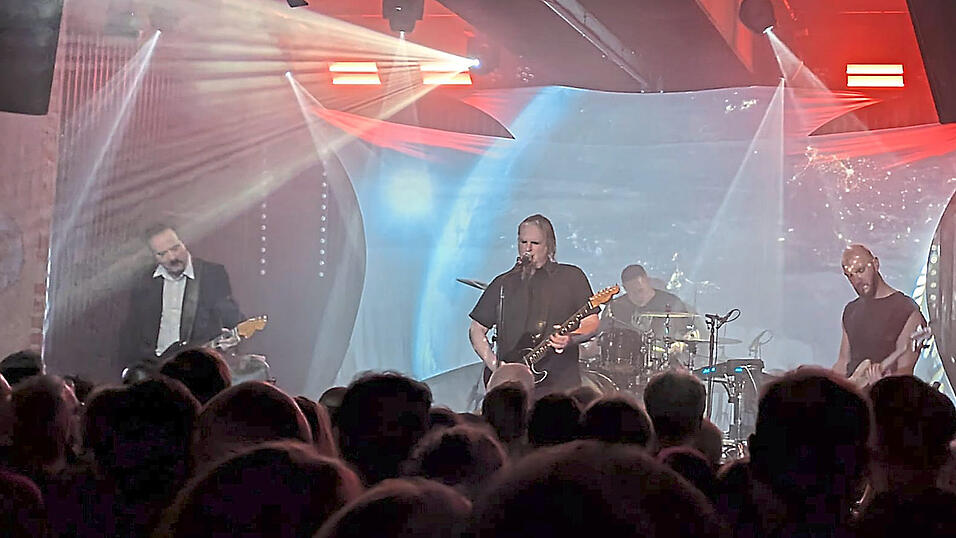 Gute Tradition ist es mittlerweile, dass die Four Imaginary Boys im Rahmen ihrer Deutschland-Tournee einmal im Jahr auch im Rocket Club vorbeischauen. Am Samstag war es wieder so weit: Die Cure-Tribute-Band gab ein umjubeltes Konzert im restlos ausverkauften Saal 'Kellerkinder'.