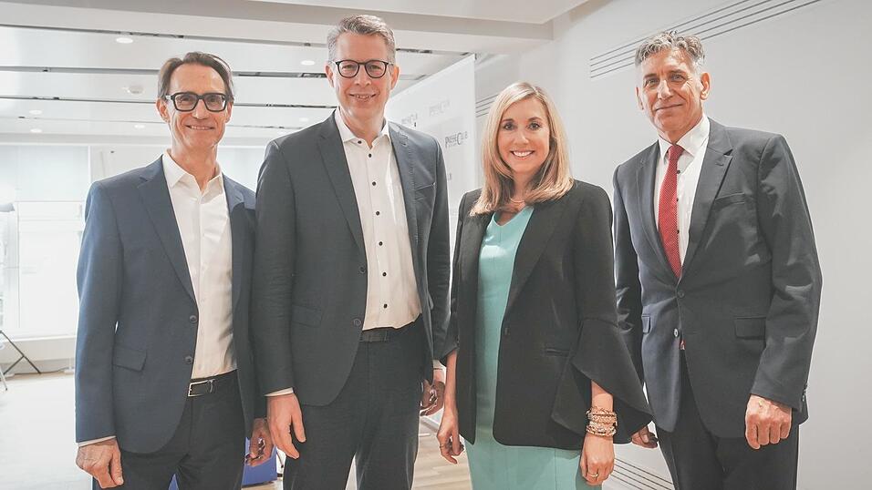 Die Minister Anna Stolz und Markus Blume (2. v. l.) haben das lange erwartete Gutachten gemeinsam mit dem Kommissionsvorsitzenden Martin Huber (l.) und dem abl-Vorsitzenden Pankraz Männlein vorgestellt. Die Minister Anna Stolz und Markus Blume (2. v. l.) haben das lange erwartete Gutachten gemeinsam mit dem Kommissionsvorsitzenden Martin Huber (l.) und dem abl-Vorsitzenden Pankraz Männlein vorgestellt.