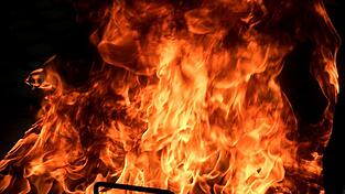 Das hölzerne Gebäude wurde ein Raub der Flammen. (Symbolbild)