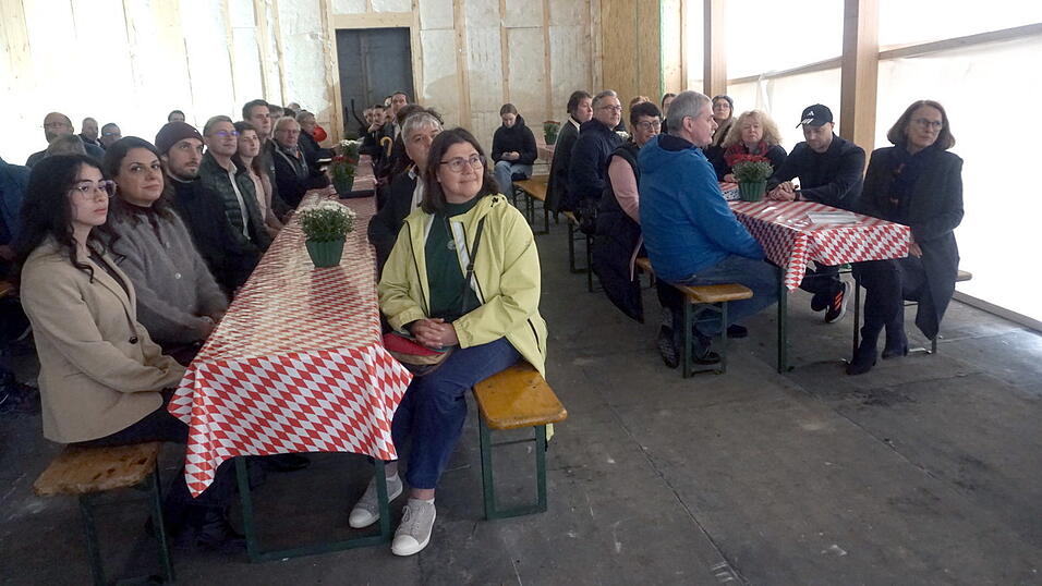 Zahlreiche Gäste im Rohbau feierten das Richtfest.