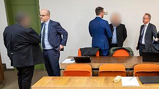 Die beiden Angeklagten zeigten vor Gericht Schuldgefühle. Die beiden Angeklagten zeigten vor Gericht Schuldgefühle.