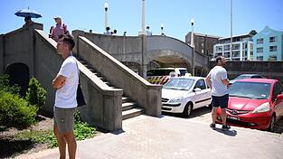 Von dieser Fu&szlig;g&auml;ngerbr&uuml;cke aus feuerten die T&auml;ter in die Menge.
