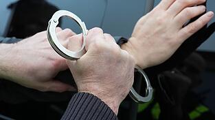 Die Polizei nimmt den Verdächtigen noch in der Nähe des Supermarktes fest. (Symbolbild) Die Polizei nimmt den Verdächtigen noch in der Nähe des Supermarktes fest. (Symbolbild)