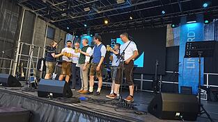 Anstoßen auf das Viechtacher Bürgerfest: Julia Schröder, COO des Hauptsponsors Linhardt (v.l.), Andreas Wittenzellner (Linhardt), Bürgermeister Hans Greil, stellvertretender Landrat Helmut Plenk, MdL Stefan Ebner, Florian Wenig (Linhardt) und Linhardt Co-CEO Stefan Honrich Anstoßen auf das Viechtacher Bürgerfest: Julia Schröder, COO des Hauptsponsors Linhardt (v.l.), Andreas Wittenzellner (Linhardt), Bürgermeister Hans Greil, stellvertretender Landrat Helmut Plenk, MdL Stefan Ebner, Florian Wenig (Linhardt) und Linhardt Co-CEO Stefan Honrich