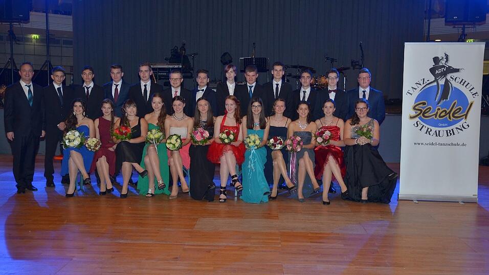 Die Bilder vom Abschlussball der Tanzschule Seidel in der Fraunhofer-Halle am 28. November. Die Bilder vom Abschlussball der Tanzschule Seidel in der Fraunhofer-Halle am 28. November.