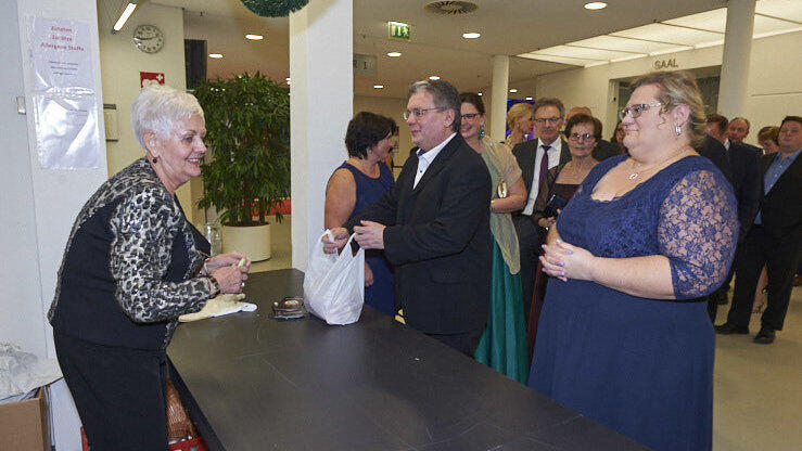 Die Metzgerzunft hat am Samstagabend in die Joseph-von-Fraunhofer-Halle eingeladen. Die Metzgerzunft hat am Samstagabend in die Joseph-von-Fraunhofer-Halle eingeladen.