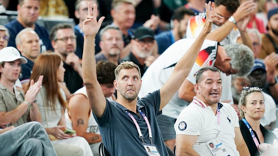 Dirk Nowitzki bejubelt das Weiterkommen der deutschen Basketballer.