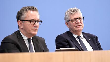 Die Chefhaushälter der Union, Christian Haase (r.), und der SPD, Thorsten Rudolph (l.), haben am Freitag die Details vorgestellt.