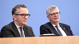 Die Chefhaushälter der Union, Christian Haase (r.), und der SPD, Thorsten Rudolph (l.), haben am Freitag die Details vorgestellt.