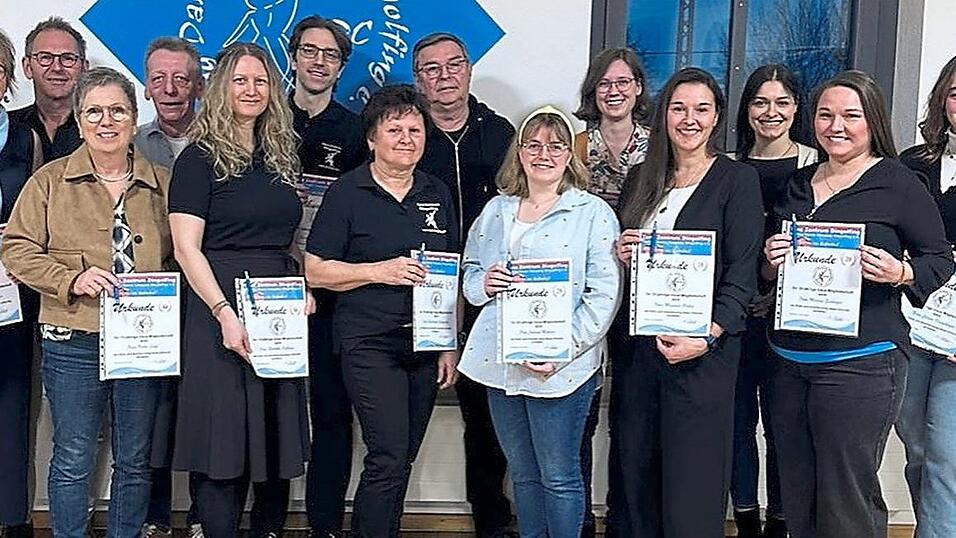 F&uuml;r ihre langj&auml;hrige Mitgliedschaft beim Rocking Dance Company Dingolfing e. V. konnte eine Vielzahl an Personen geehrt werden.