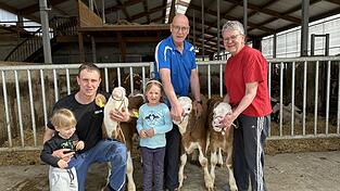 Christian Scheubeck (links) mit seinen Kindern Hannes und Ella, Martin und Martina Neft sowie den Drillingk&auml;lbern.