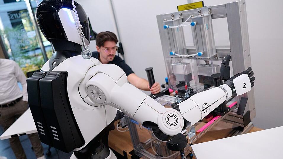 Ein Roboter im RoboGym. Ein Roboter im RoboGym.