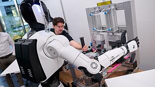 Ein Roboter im RoboGym. Ein Roboter im RoboGym.