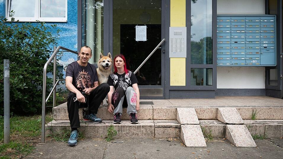 Das Paar teilt sich eine Einzimmerwohnung im elften Stock des Hochhauses.