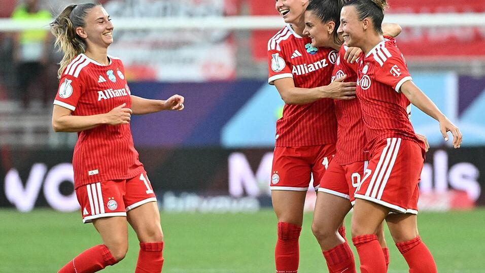 Jubel um Jovana Damnjanovic und Klara Bühl (r. und 3.v.r.) beim FC Bayern. Jubel um Jovana Damnjanovic und Klara Bühl (r. und 3.v.r.) beim FC Bayern.