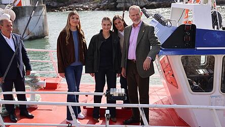 Spaniens K&ouml;nigin Letizia ist bei einem Besuch im nordspanischen Llanes auf einem Fischerboot ausgerutscht.