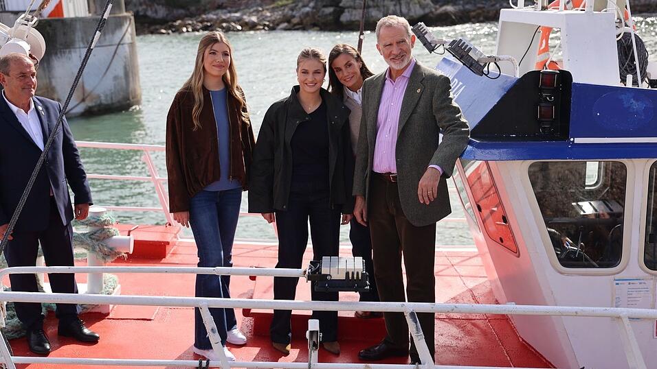 Spaniens Königin Letizia ist bei einem Besuch im nordspanischen Llanes auf einem Fischerboot ausgerutscht. Spaniens Königin Letizia ist bei einem Besuch im nordspanischen Llanes auf einem Fischerboot ausgerutscht.