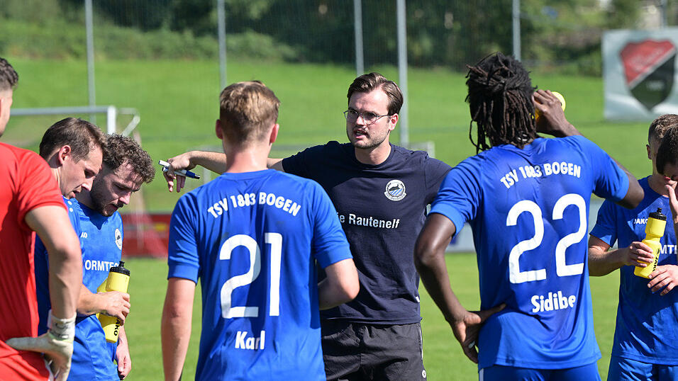 Redebedarf hatten Bogens Trainer Bastian Lerch und seine Mannen nach den beiden jüngsten Auftritten. Redebedarf hatten Bogens Trainer Bastian Lerch und seine Mannen nach den beiden jüngsten Auftritten.