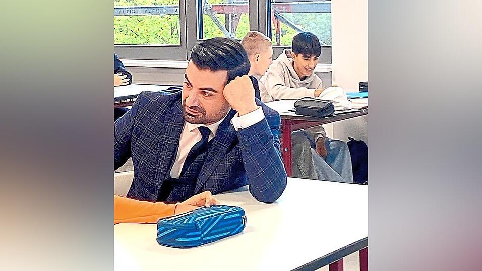 Muhanad Al-Halak hört sich interessiert die Fragen der Schüler an. Muhanad Al-Halak hört sich interessiert die Fragen der Schüler an.