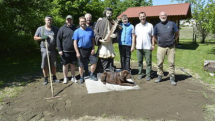 Die neue Statue auf dem Bruckstadl-Gelände, die im Mai von Mitgliedern dort aufgestellt wurde, wurde eingeweiht.