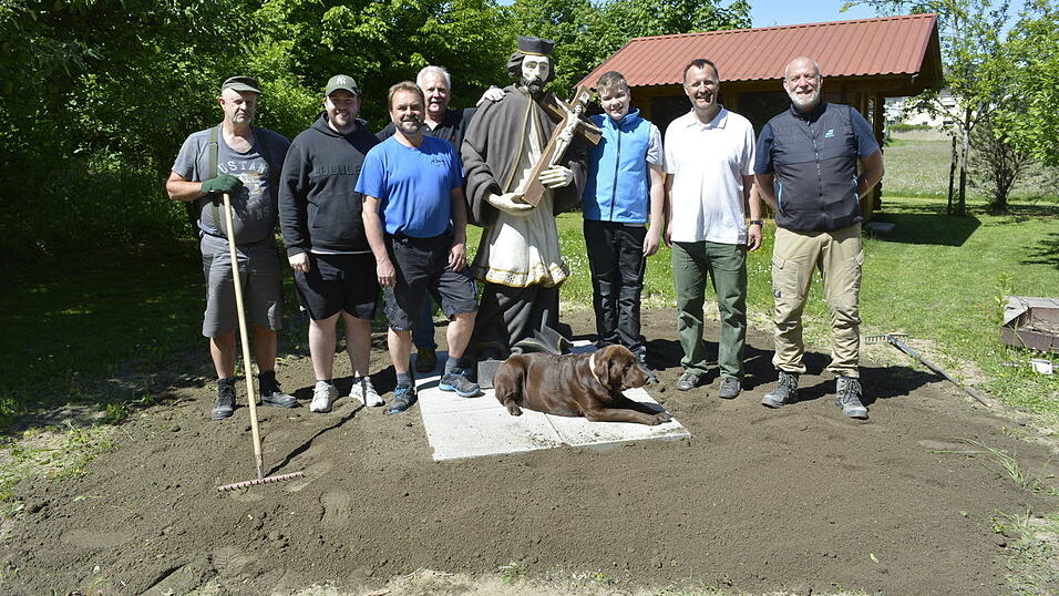 Die neue Statue auf dem Bruckstadl-Gelände, die im Mai von Mitgliedern dort aufgestellt wurde, wurde eingeweiht. Die neue Statue auf dem Bruckstadl-Gelände, die im Mai von Mitgliedern dort aufgestellt wurde, wurde eingeweiht.