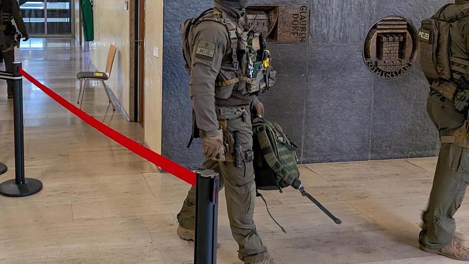 Dass die Justiz den Angeklagten trotz seines jugendlichen Alters f&uuml;r sehr gef&auml;hrlich h&auml;lt, belegt schon die Tatsache, dass er auf dem Weg zum Gerichtstsaal von mehreren schwer bewaffneten Beamten einer Sondereinheit der Polizei begleitet wurde.