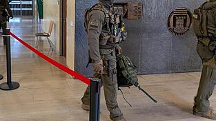 Dass die Justiz den Angeklagten trotz seines jugendlichen Alters f&uuml;r sehr gef&auml;hrlich h&auml;lt, belegt schon die Tatsache, dass er auf dem Weg zum Gerichtstsaal von mehreren schwer bewaffneten Beamten einer Sondereinheit der Polizei begleitet wurde.