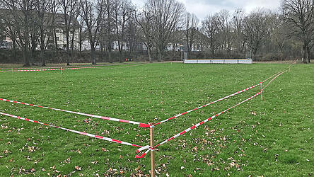Auf der Liegewiese des Aquatherm ist die vom Volleyballverein Nawaro gew&uuml;nschte Maximall&ouml;sung ausgesteckt. Die Stadtwerke haben dem Verein eine kleinere Alternative vorgeschlagen. F&uuml;r den Erhalt der Liegewiese f&uuml;r die G&auml;ste des Freibads gibt es eine Online-Petition, die bisher 616 Menschen unterschrieben haben.
